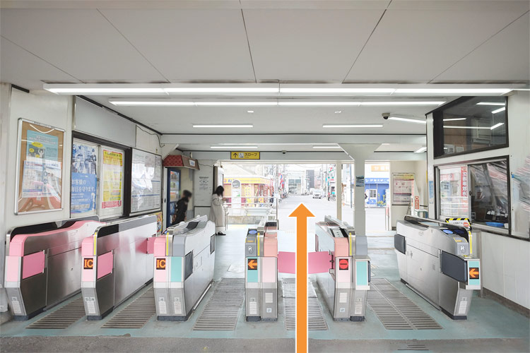 初石駅改札を出て、駅前ロータリーを直進してください。