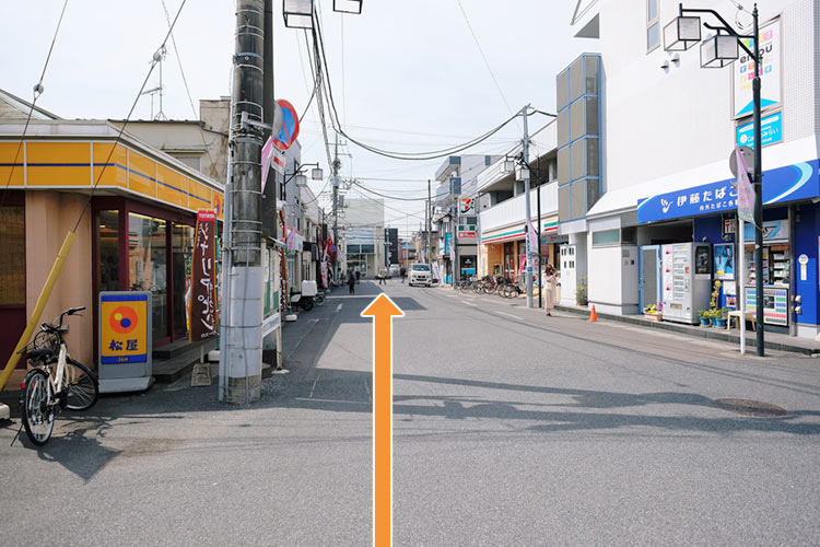 松屋を左手に見て、そのまま直進してください。