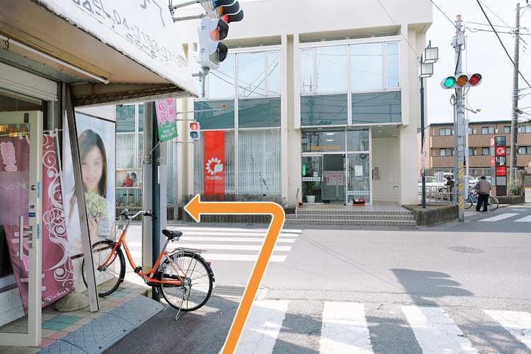 突き当りの歩道を渡り、左折してください。